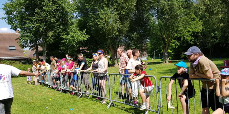 Des participants attendent derrière les barrières